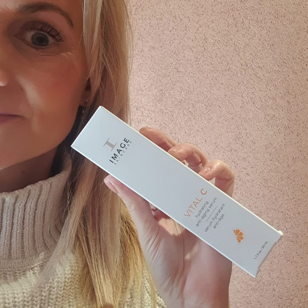 Image Skincare Vital C – Hydrating anti-aging serum est l'un des meilleurs sérums pour réduire le vieillissement cutané des peaux sèches. Ce produit procure une hydratation instantanée, réduit les ridules et rafraîchit la peau fatiguée et terne.