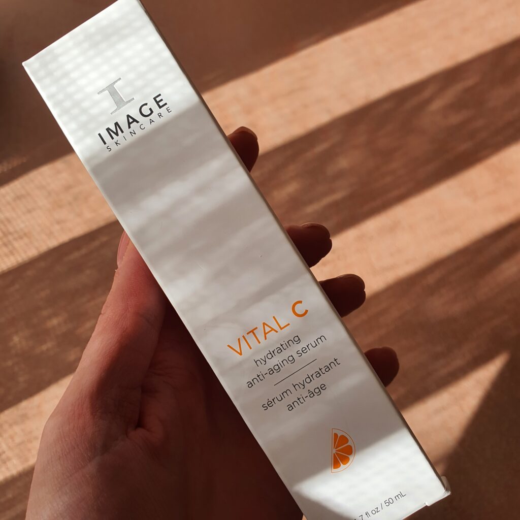 Image Skincare Vital C – Hydrating anti-aging serum est l'un des meilleurs sérums pour réduire le vieillissement cutané des peaux sèches. Ce produit procure une hydratation instantanée, réduit les ridules et rafraîchit la peau fatiguée et terne.