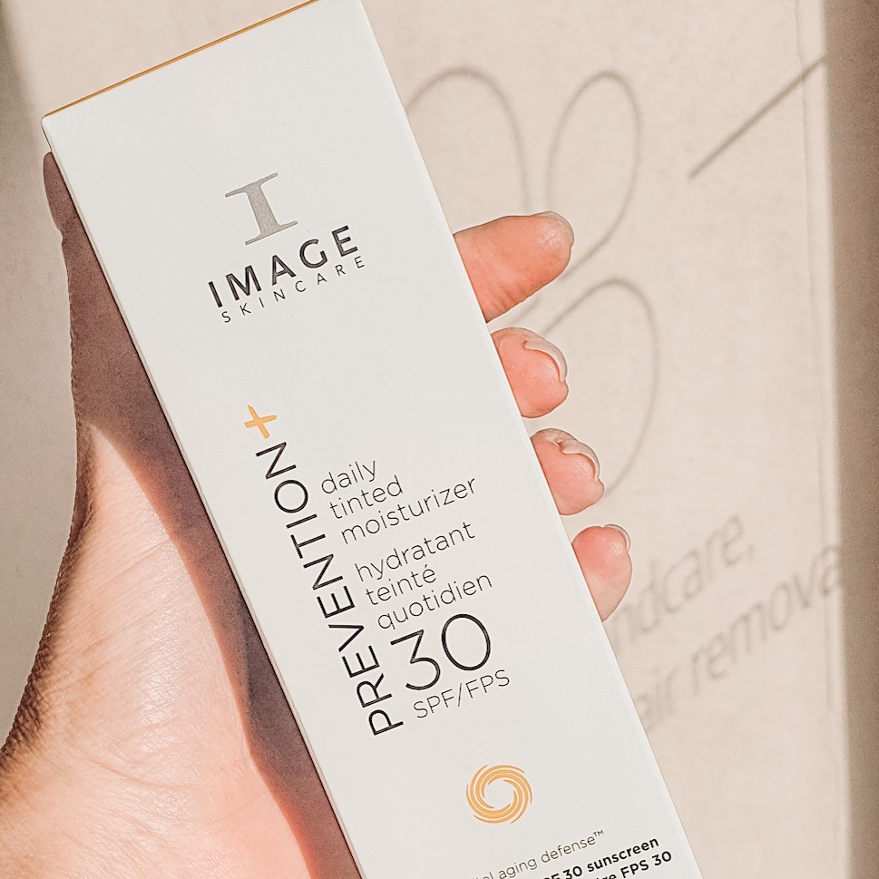 Cette crème hydratante quotidienne, protectrice solaire et remplaçante de fond de teint convient à tous les types de peau et offre une couverture légère et naturelle. 
