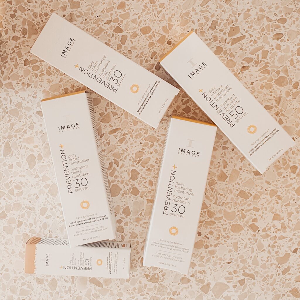 Image Skincare propose une gamme complète de crèmes de jour avec SPF spécialement conçues pour protéger la peau des rayons UV nocifs